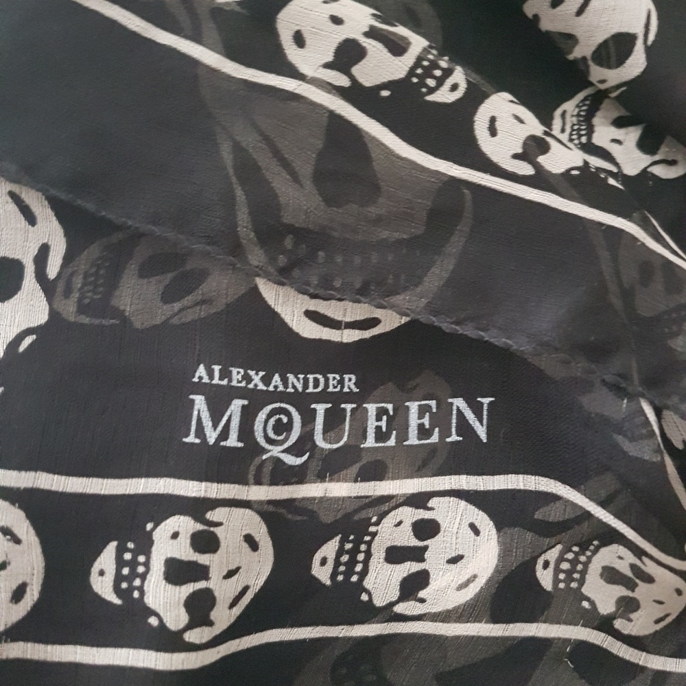 Alexander McQueen skull scarf